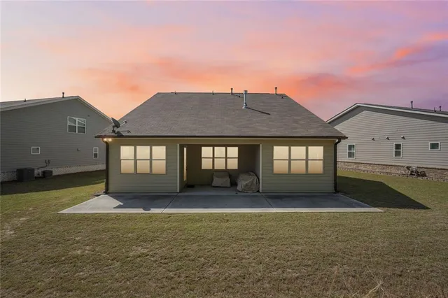 a tennis court that has tennis net