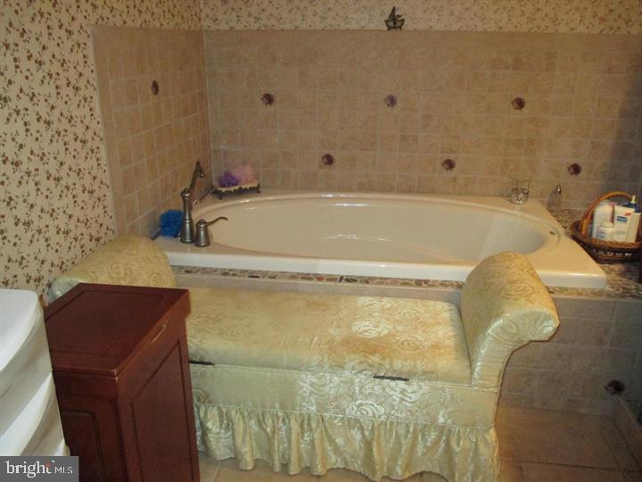 9020 Pine Road Philadelphia, PA 19115 - Photo 3 of 25