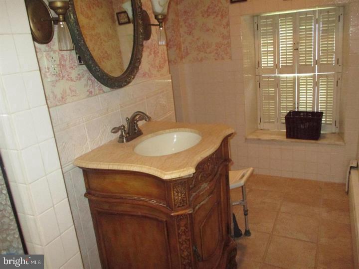 9020 Pine Road Philadelphia, PA 19115 - Photo 7 of 25