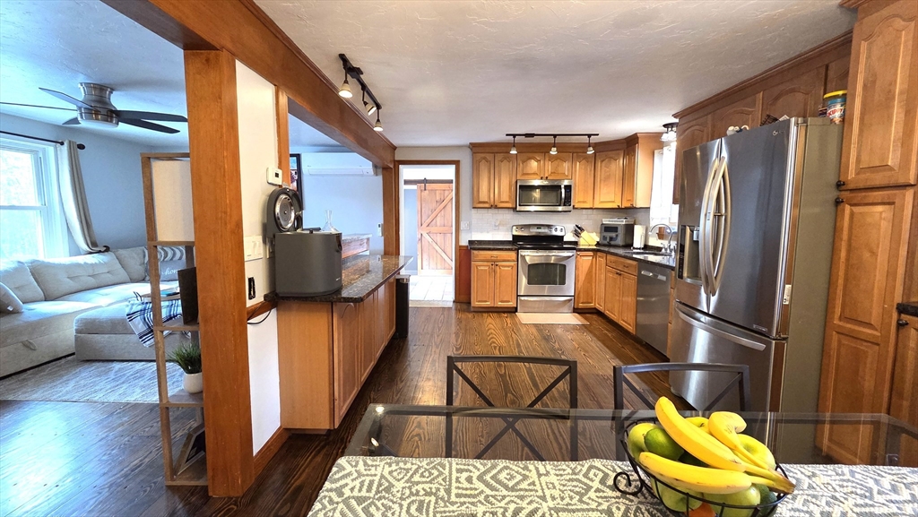 11 Walnut Street Douglas, MA 01516 - Photo 5 of 40