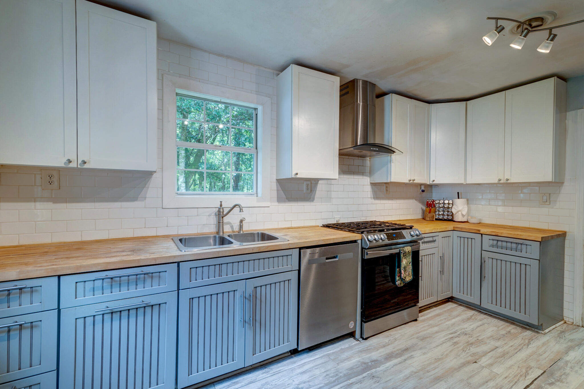 1384 Tibwin Road McClellanville, SC 29458 - Photo 10 of 52 Kitchen