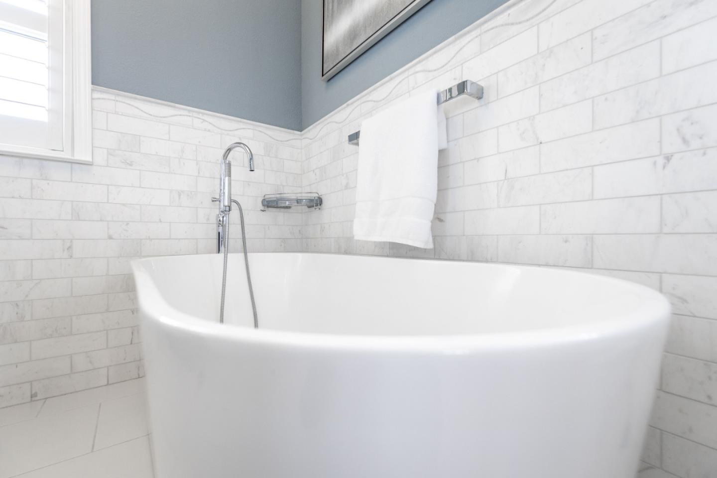 10 Merion Road Half Moon Bay, CA 94019 - Photo 21 of 39 a bathroom with a bathtub