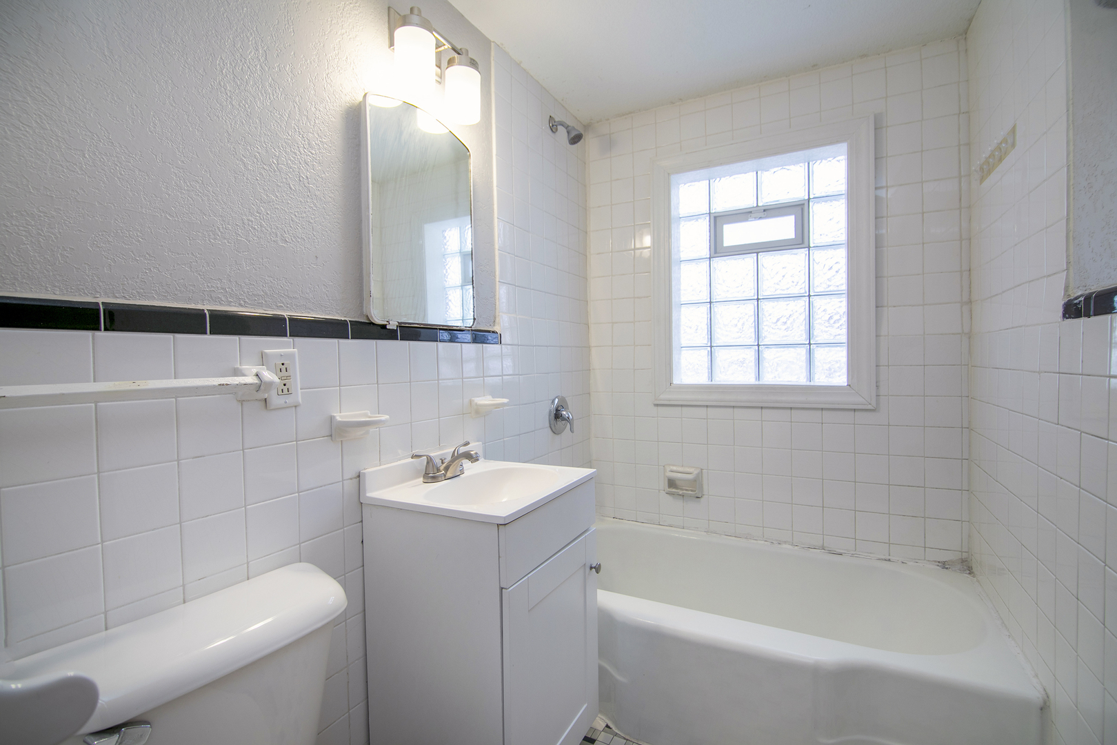 381 South Nelson Avenue Kankakee, IL 60901 - Photo 12 of 15 a bathroom with a sink a toilet and shower