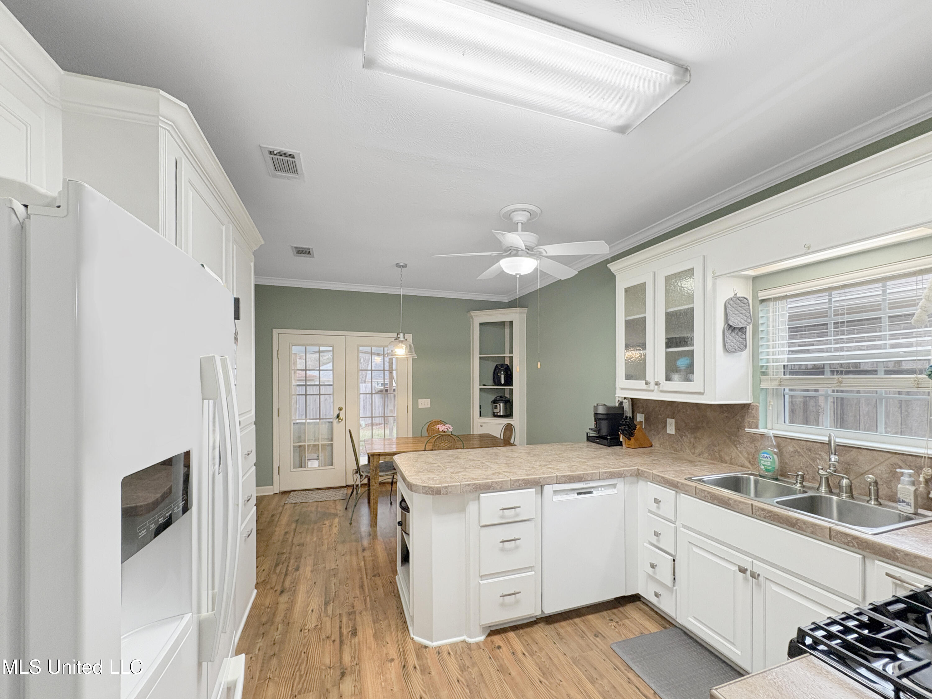 190 Commonwealth Avenue Brandon, MS 39047 - Photo 7 of 22 kitchen