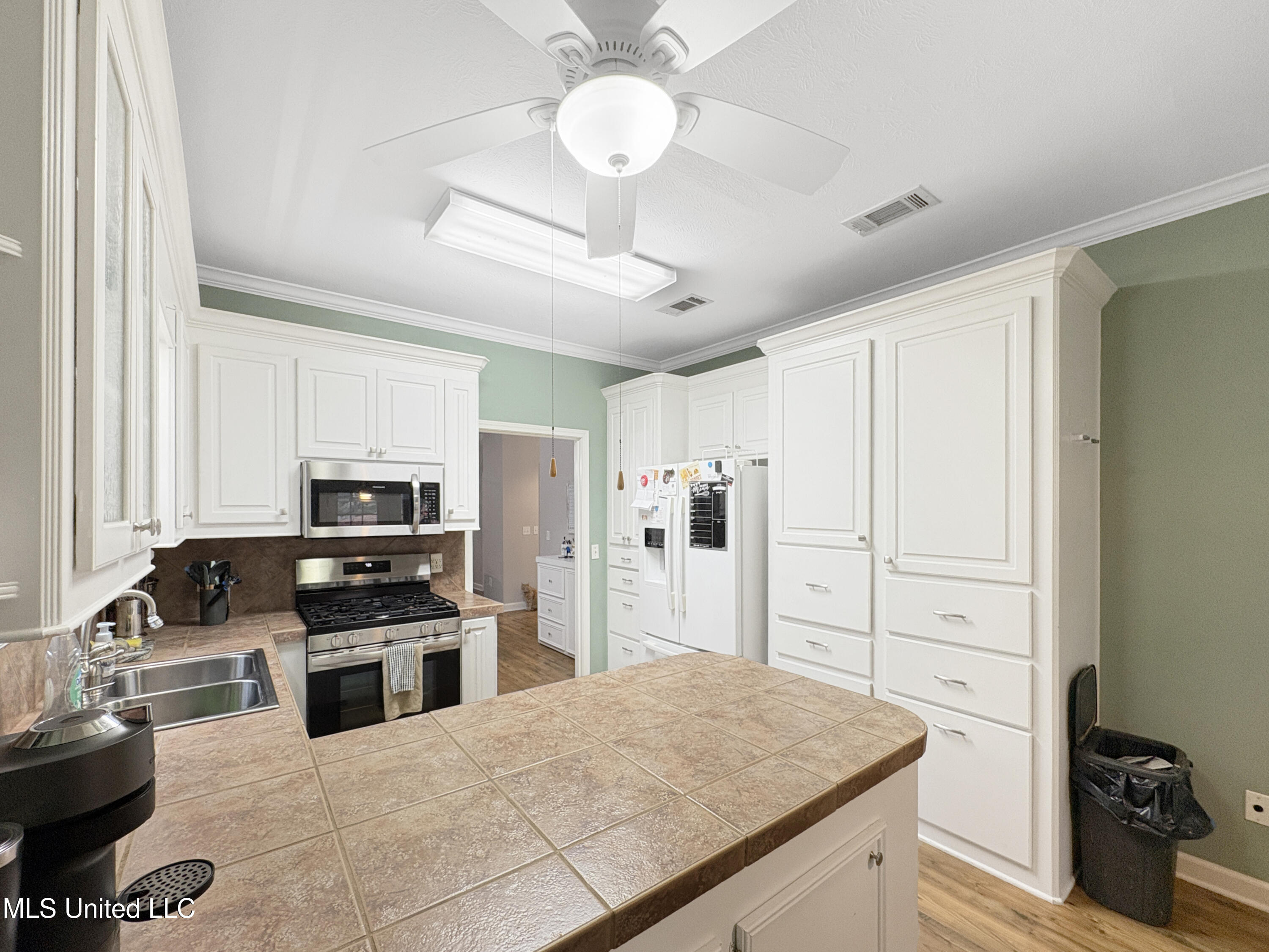 190 Commonwealth Avenue Brandon, MS 39047 - Photo 8 of 22 kitchen