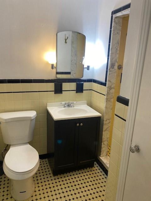 7025 Meade Street, Unit 1 Pittsburgh, PA 15208 - Photo 18 of 21 a bathroom with a sink toilet and mirror