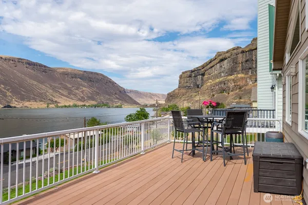 $675,000 | 32611 Lakeshore Drive Northeast, Coulee City, WA 99115