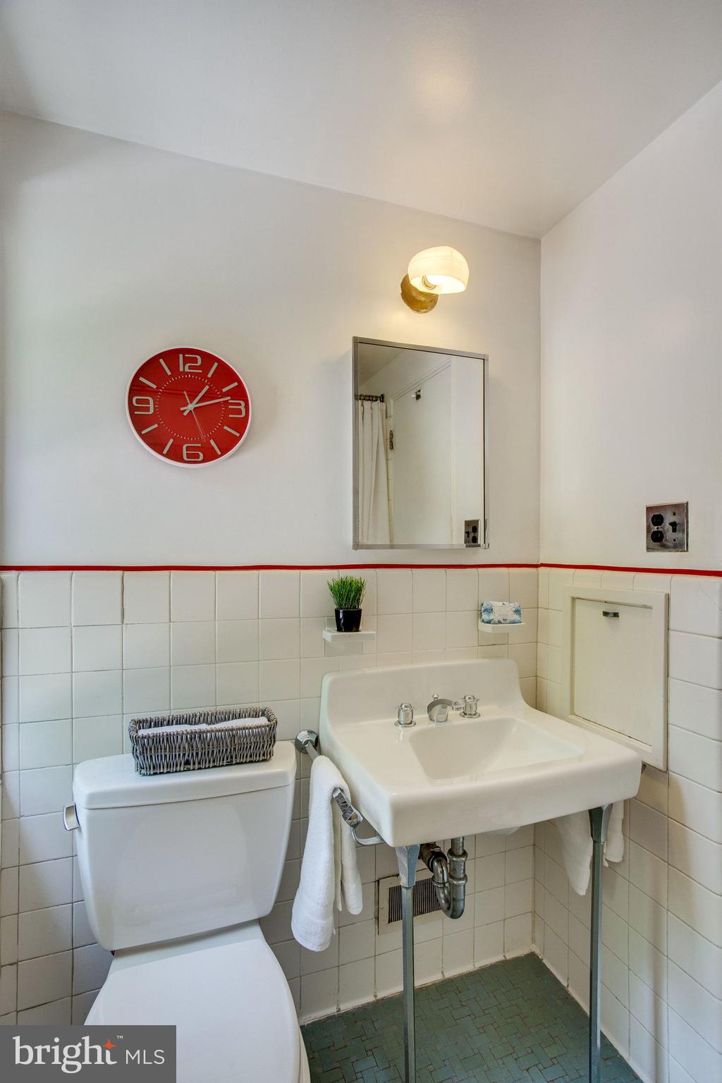 1201 Key Drive Alexandria, VA 22302 - Photo 44 of 82 Main House Bath 2