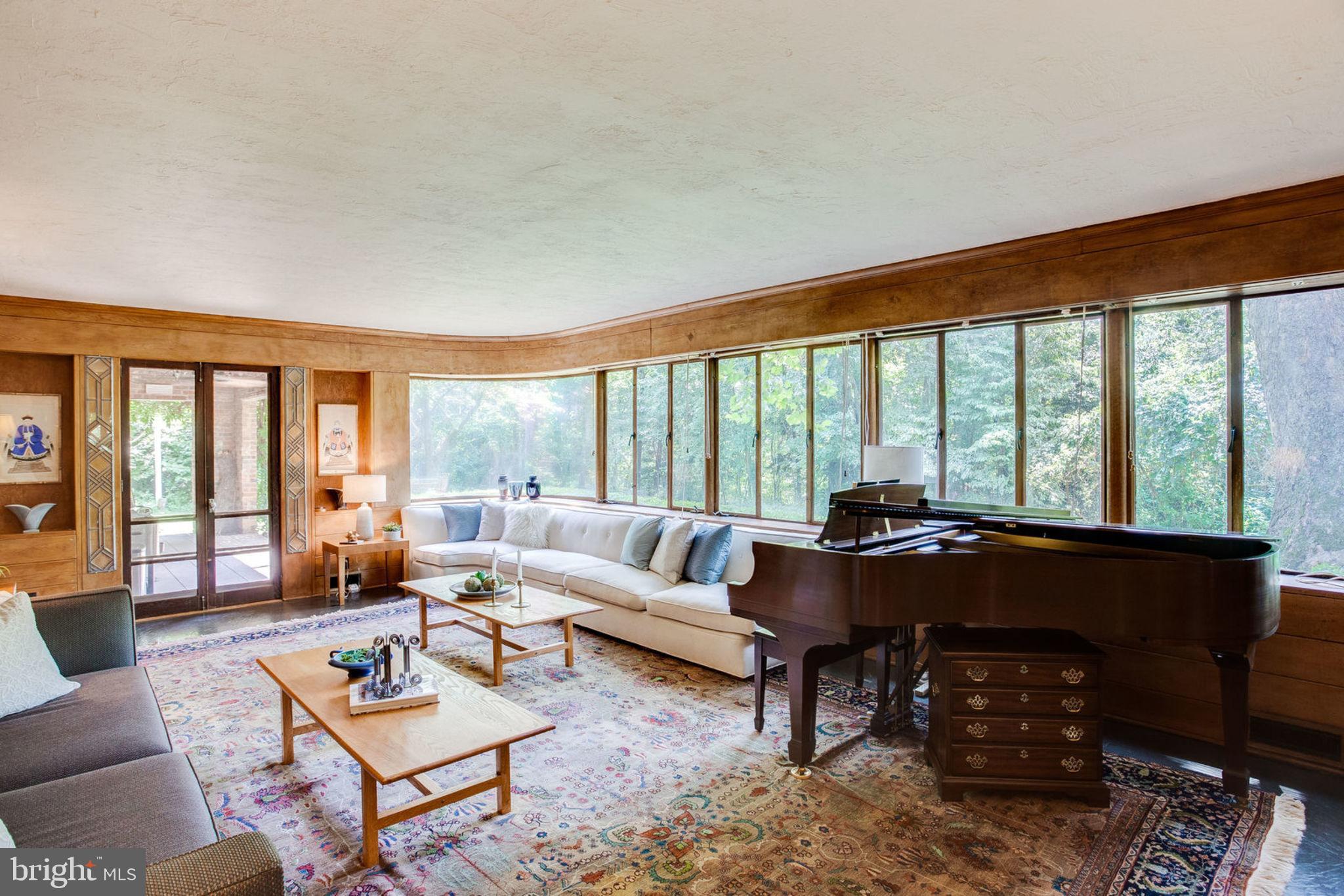 1201 Key Drive Alexandria, VA 22302 - Photo 10 of 82 Living Room with Doors to Covered Patio
