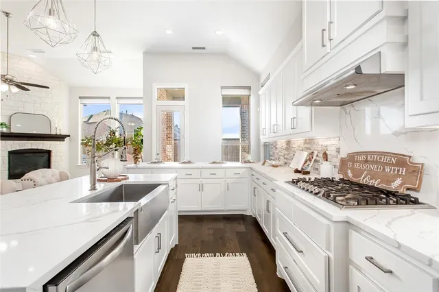 a view of a house with backyard and garden