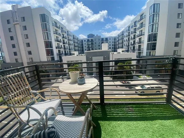 a picture of table and chairs in patio