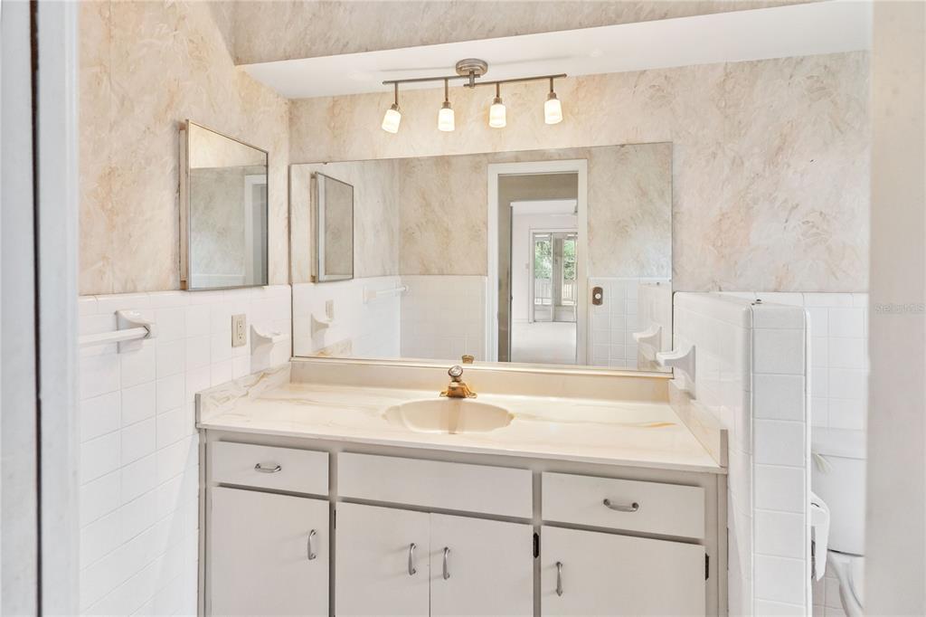 721 Roughbeard Road Winter Park, FL 32792 - Photo 27 of 53 Primary Bathroom