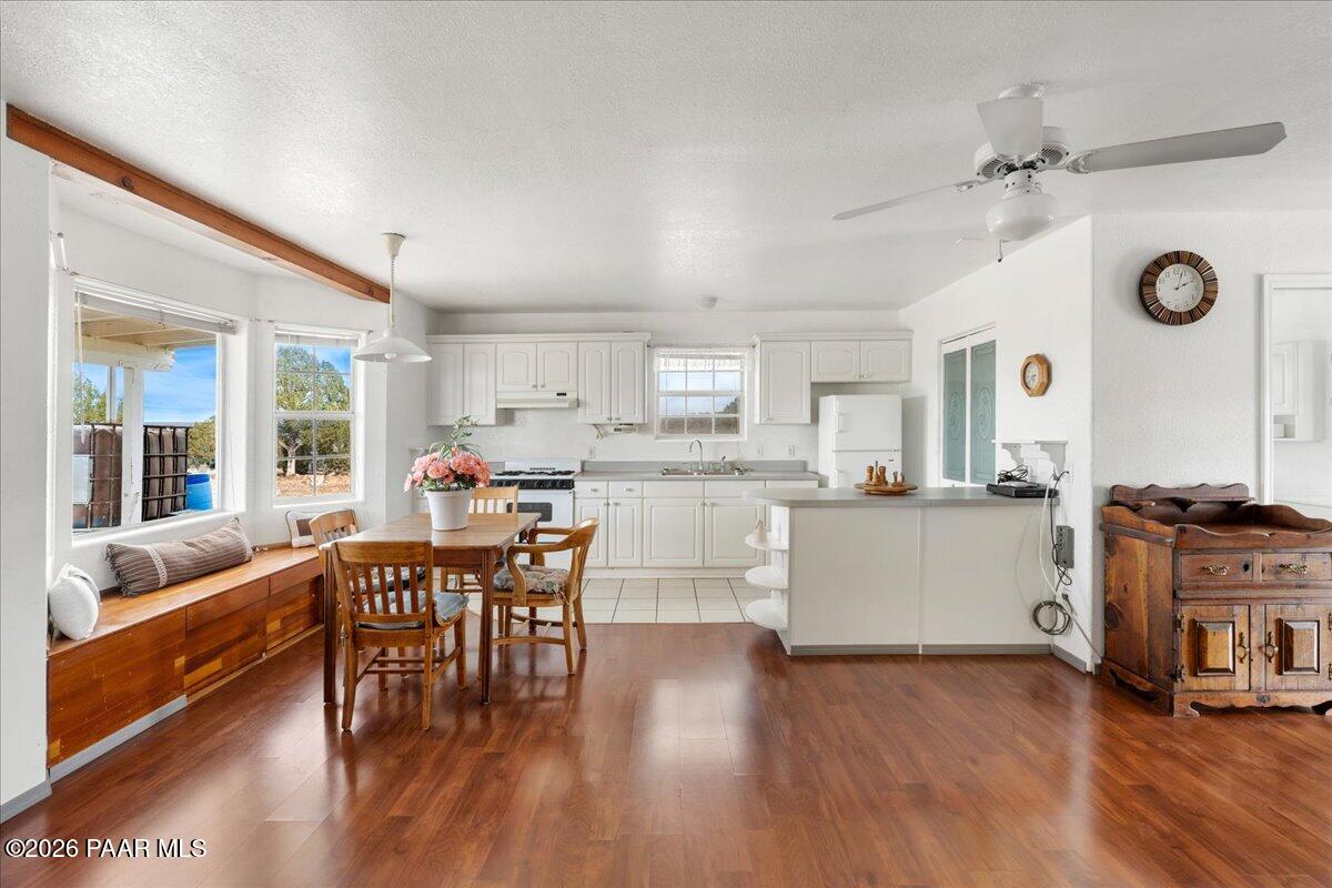 44044 North Haywire Road Ash Fork, AZ 86320 - Photo 8 of 22 09-Dining & Kitchen