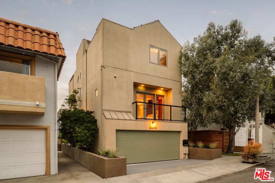 a view of back yard of the house