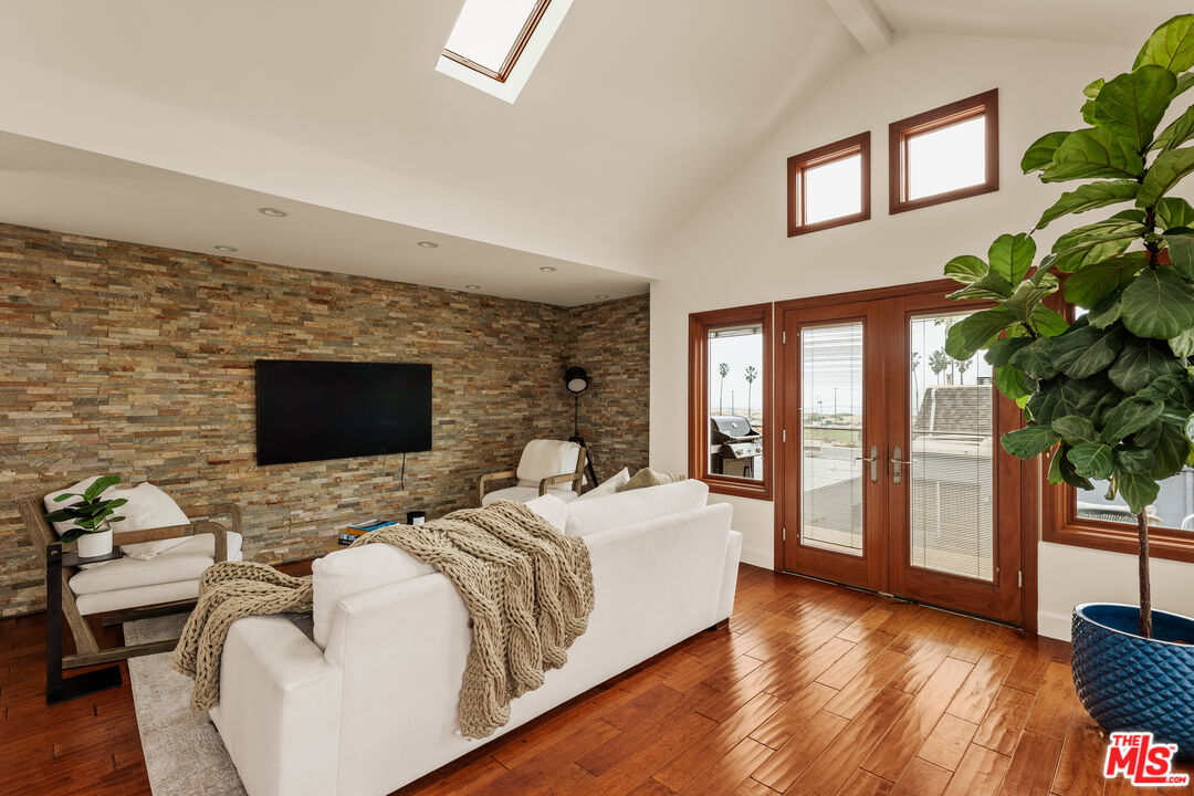 6644 Vista Del Mar Playa del Rey, CA 90293 - Photo 4 of 25