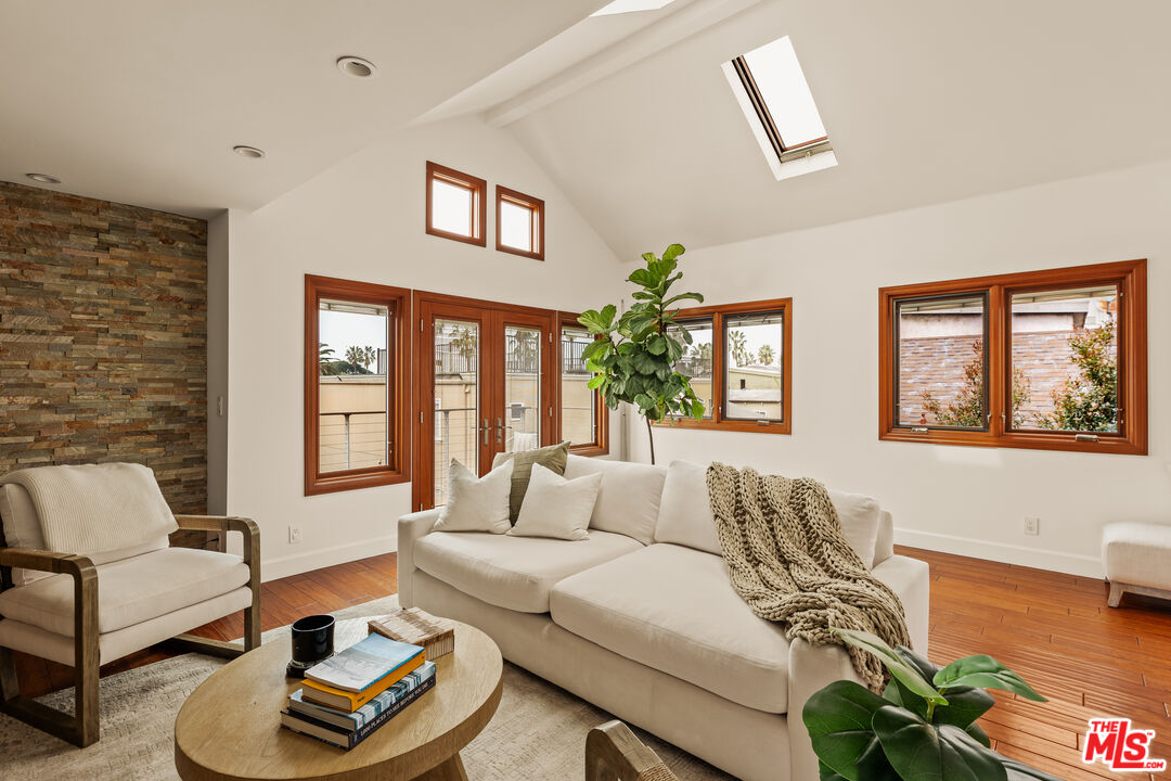 6644 Vista Del Mar Playa del Rey, CA 90293 - Photo 5 of 25