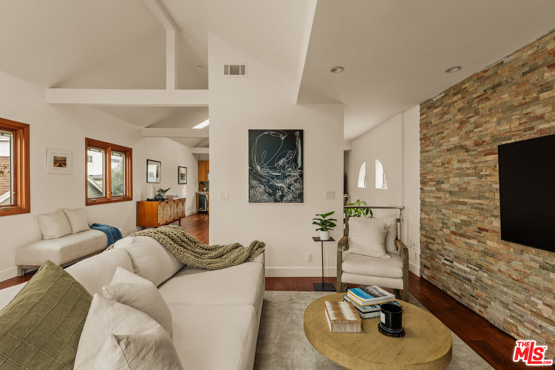 6644 Vista Del Mar Playa del Rey, CA 90293 - Photo 8 of 25