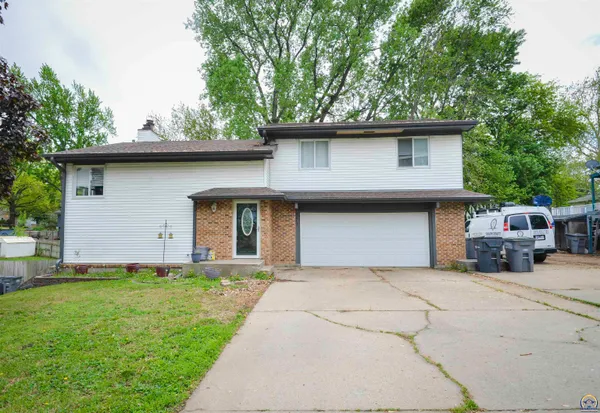 $189,900 | 2213 West 22nd Avenue, Emporia, KS 66801