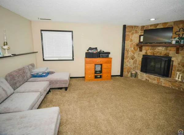 $189,900 | 2213 West 22nd Avenue, Emporia, KS 66801