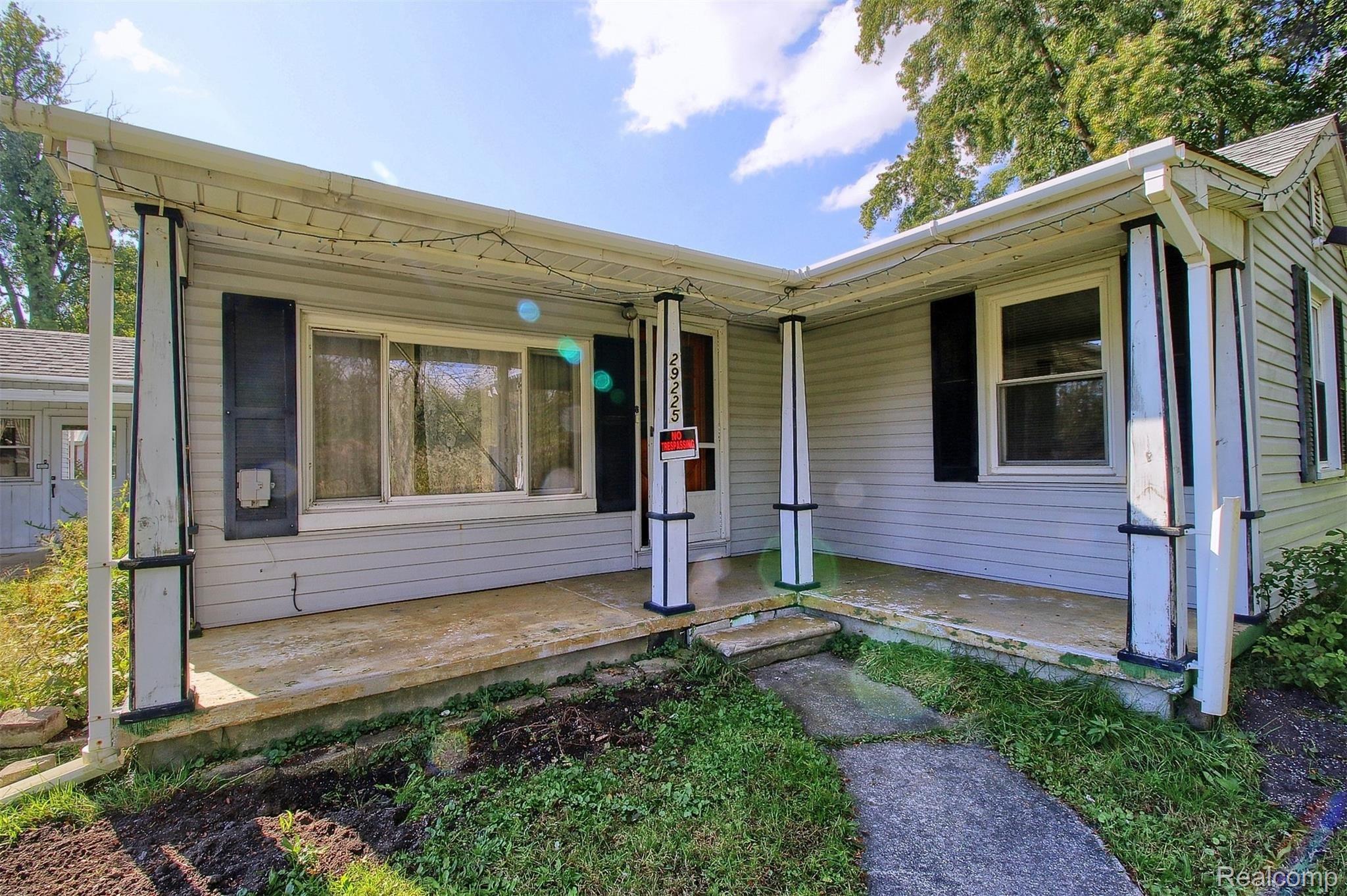 29225 Grix Road New Boston, MI 48164 - Photo 4 of 33 4-Front Entry.jpg