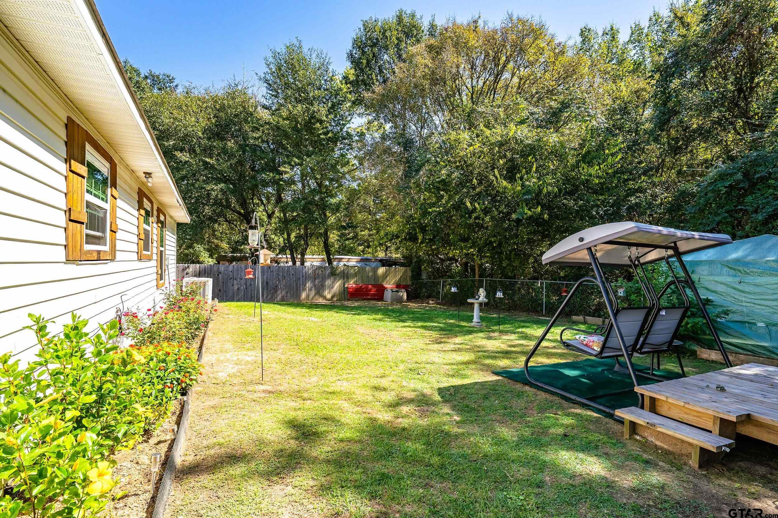 22982 Edgewater Drive Frankston, TX 75763 - Photo 6 of 26 a view of a backyard with a table and chairs
