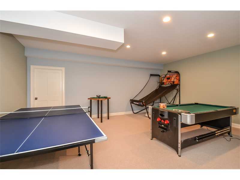 527 Middlesex Road Darien, CT 06820 - Photo 16 of 25 a room with furniture