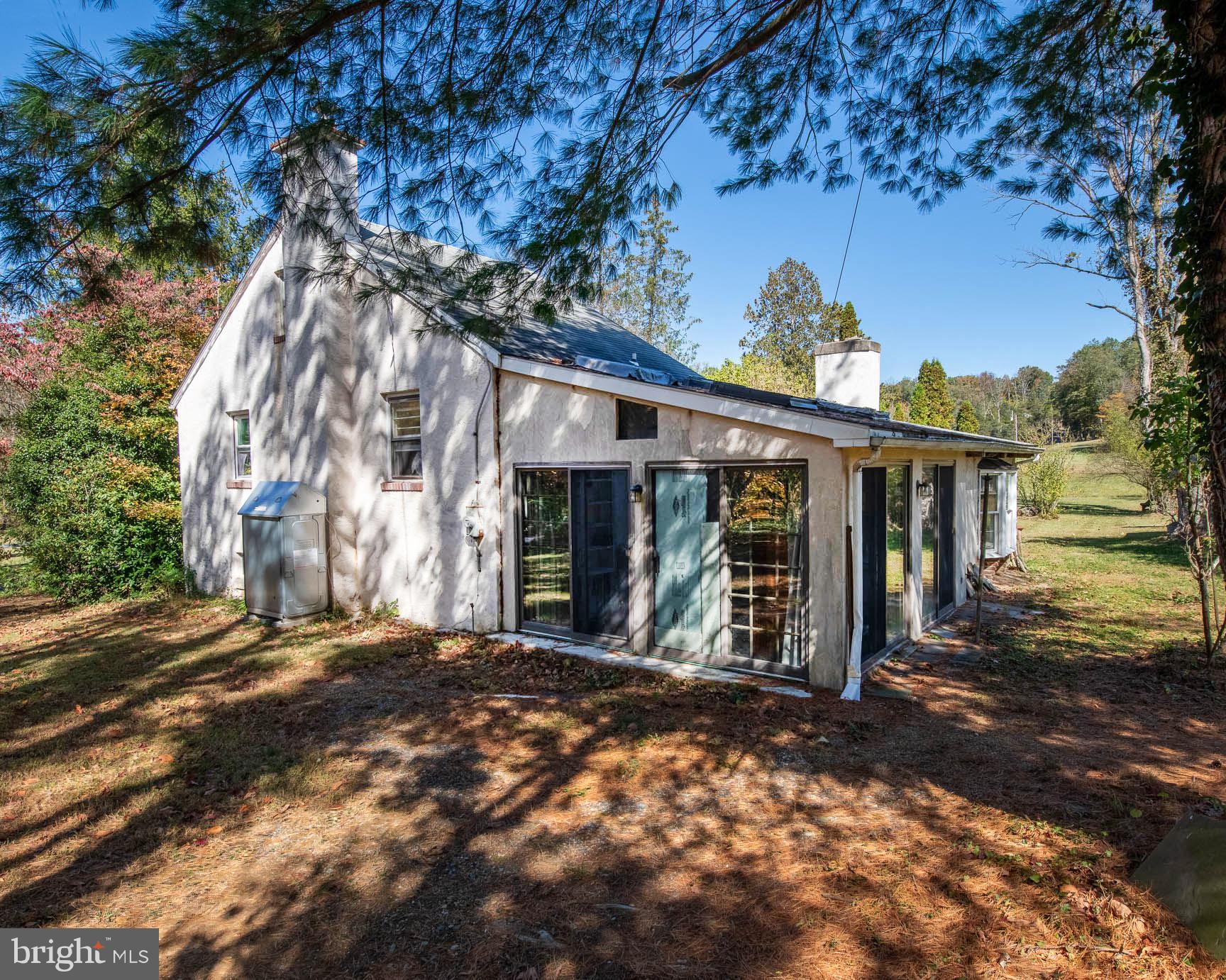 1822 Detweiler Road Pottstown, PA 19464 - Photo 5 of 61 Back corner w/Sunroom