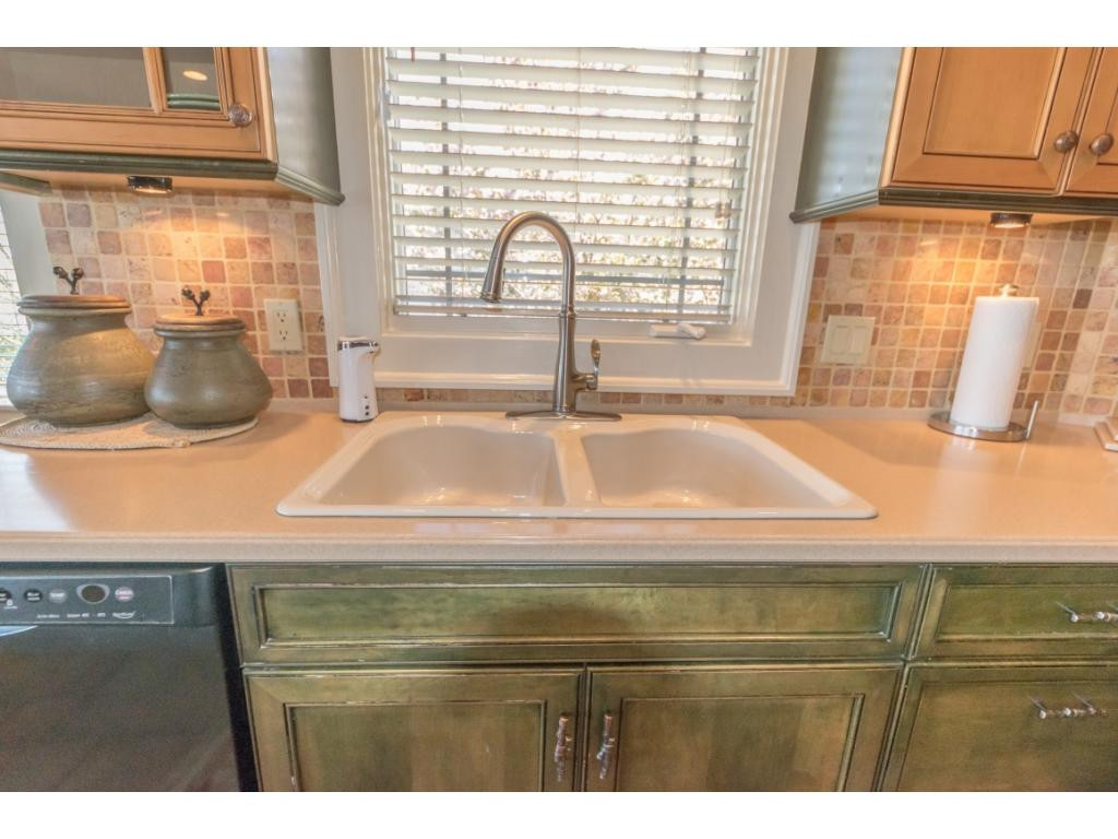 212 Willows Ridge Court Johnson City, TN 37601 - Photo 20 of 36 Under cabinet lighting