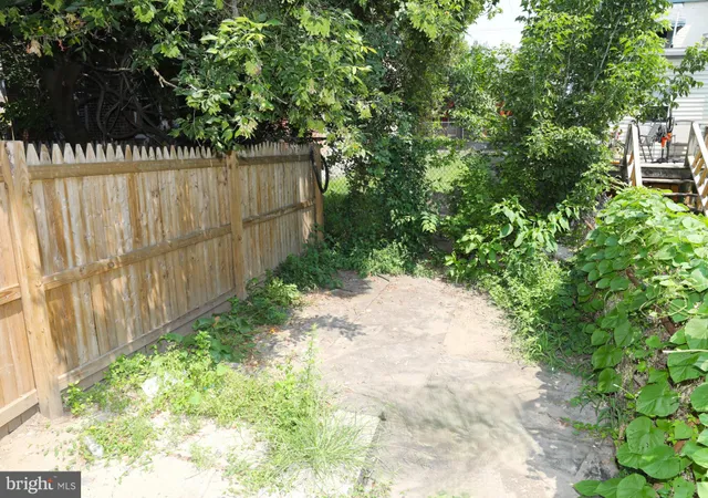 a view of a backyard with pathway