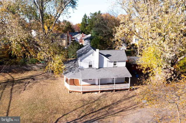 a house view with a outdoor space