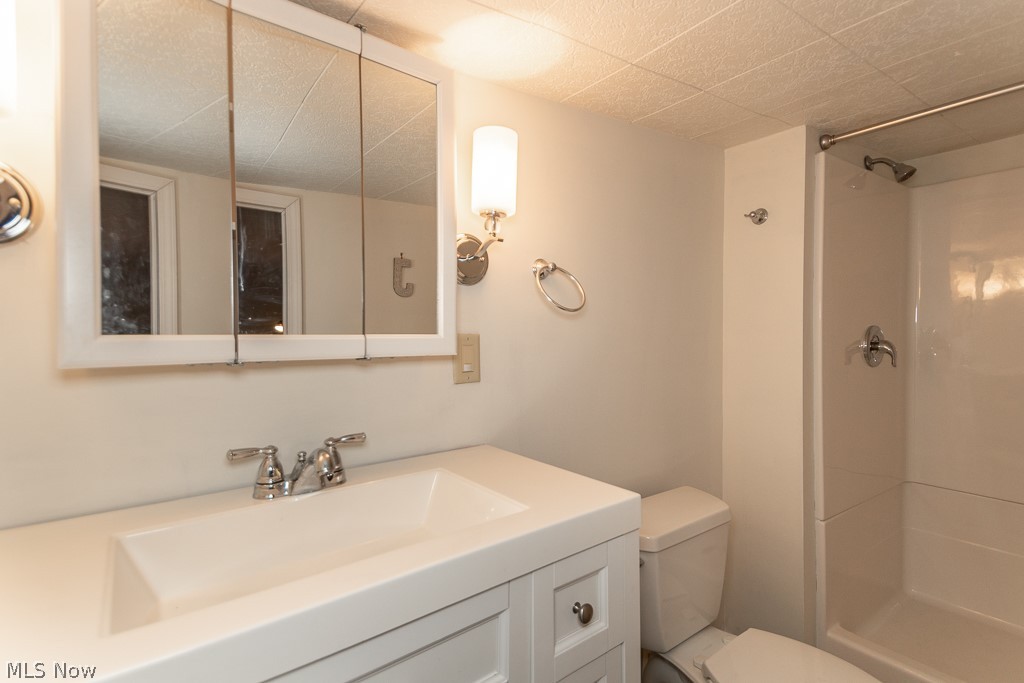 6181 Taylor Road Painesville, OH 44077 - Photo 15 of 30 2nd floor bathroom