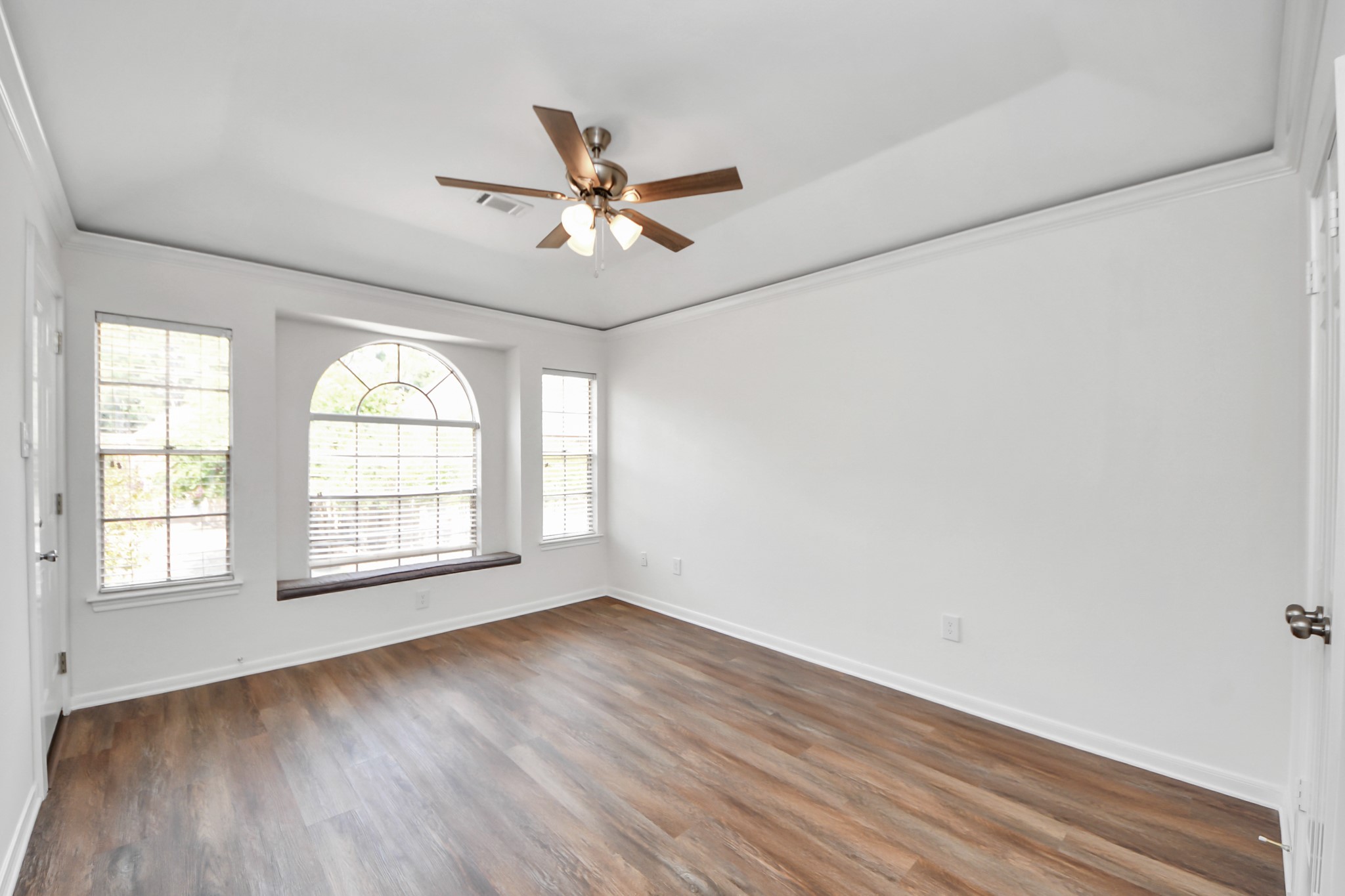 5515 Strack Road, Unit 122 Houston, TX 77069 - Photo 13 of 23 Master Bed upstairs