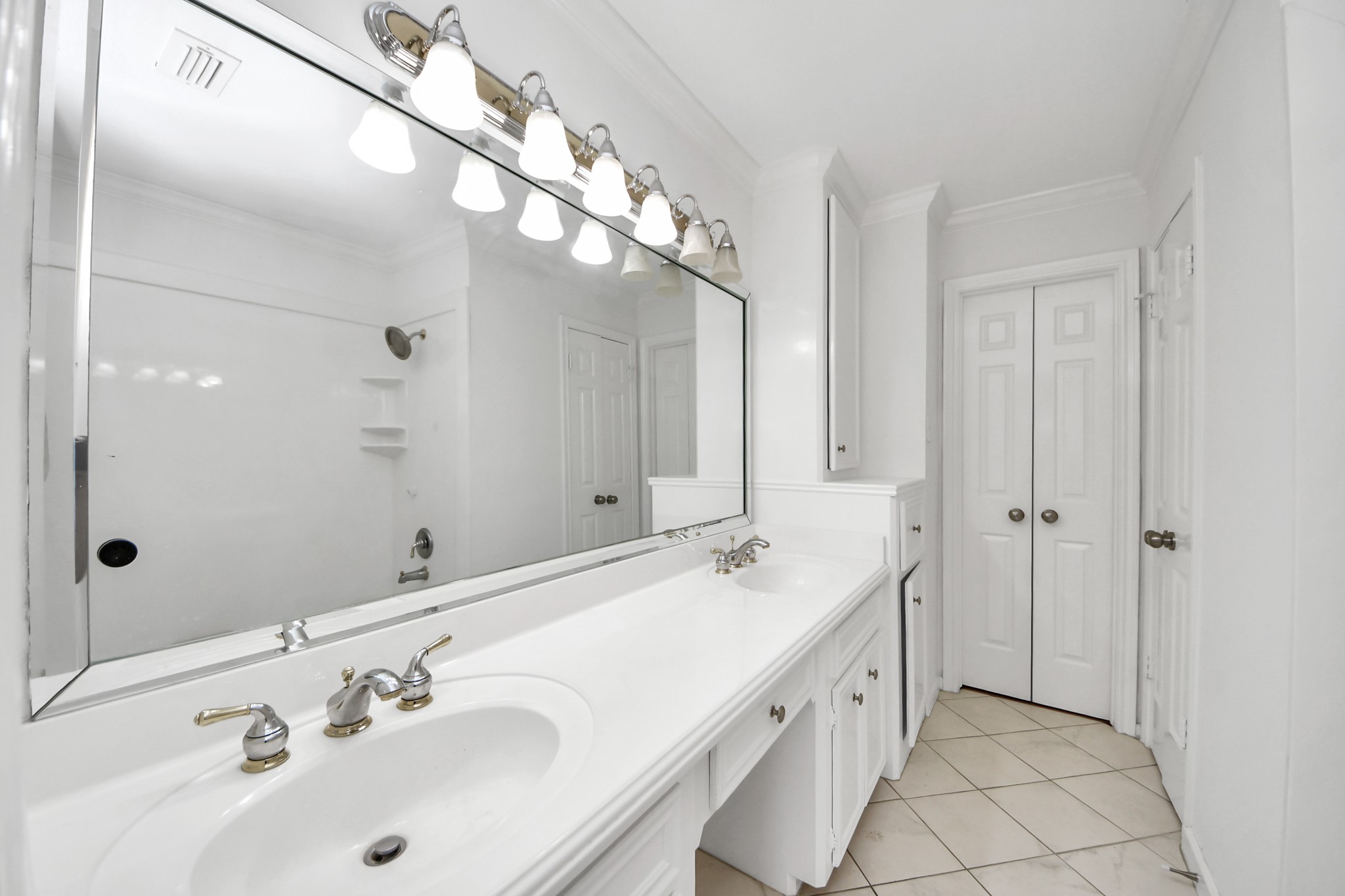 5515 Strack Road, Unit 122 Houston, TX 77069 - Photo 15 of 23 Double sinks in the master bath