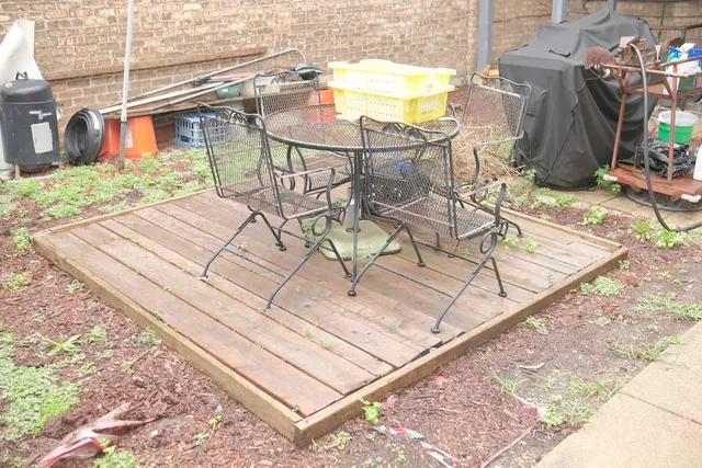 a view of entryway with a front door