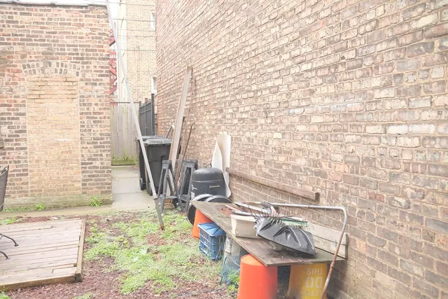 a picture of a brick building