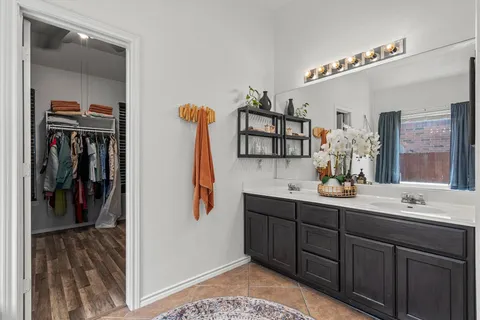 a en suite bathroom with a sink and a mirror