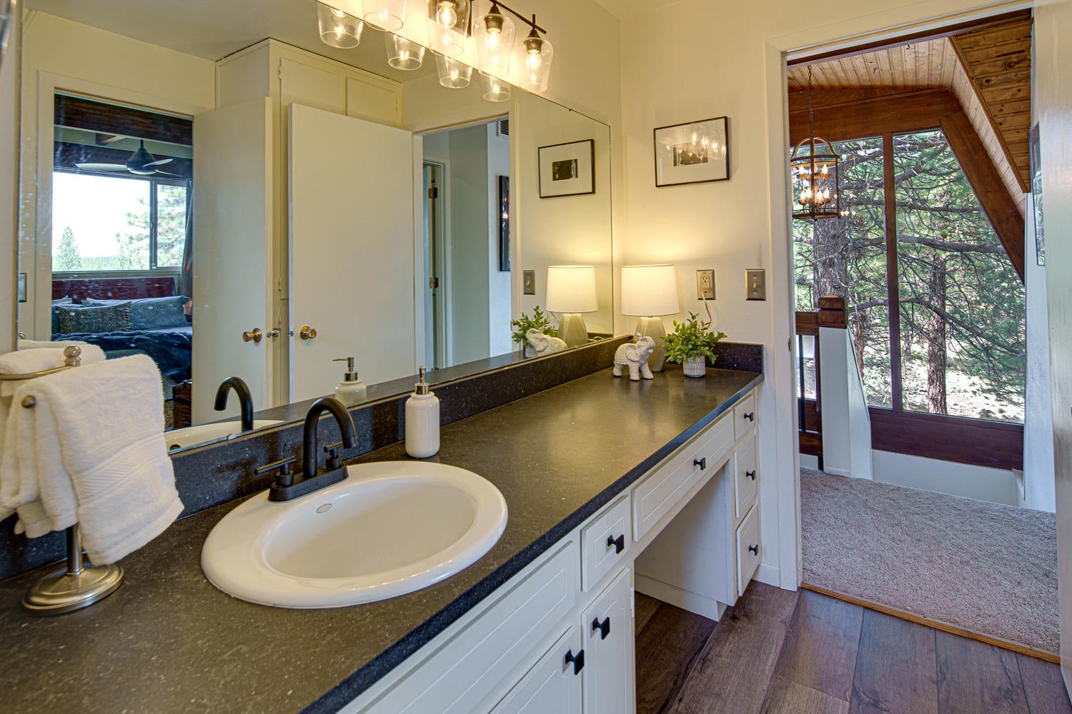 16057 Cattle Drive Road Sisters, OR 97759 - Photo 28 of 49 Main bathroom