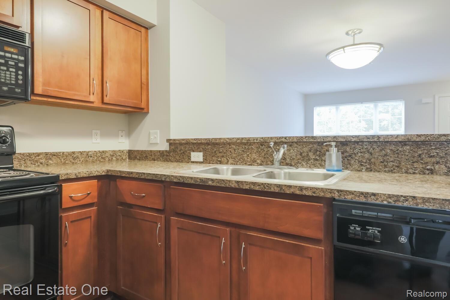 1099 Beaver Run, Unit 76 Troy, MI 48083 - Photo 9 of 28 9-BeaverRun.jpg