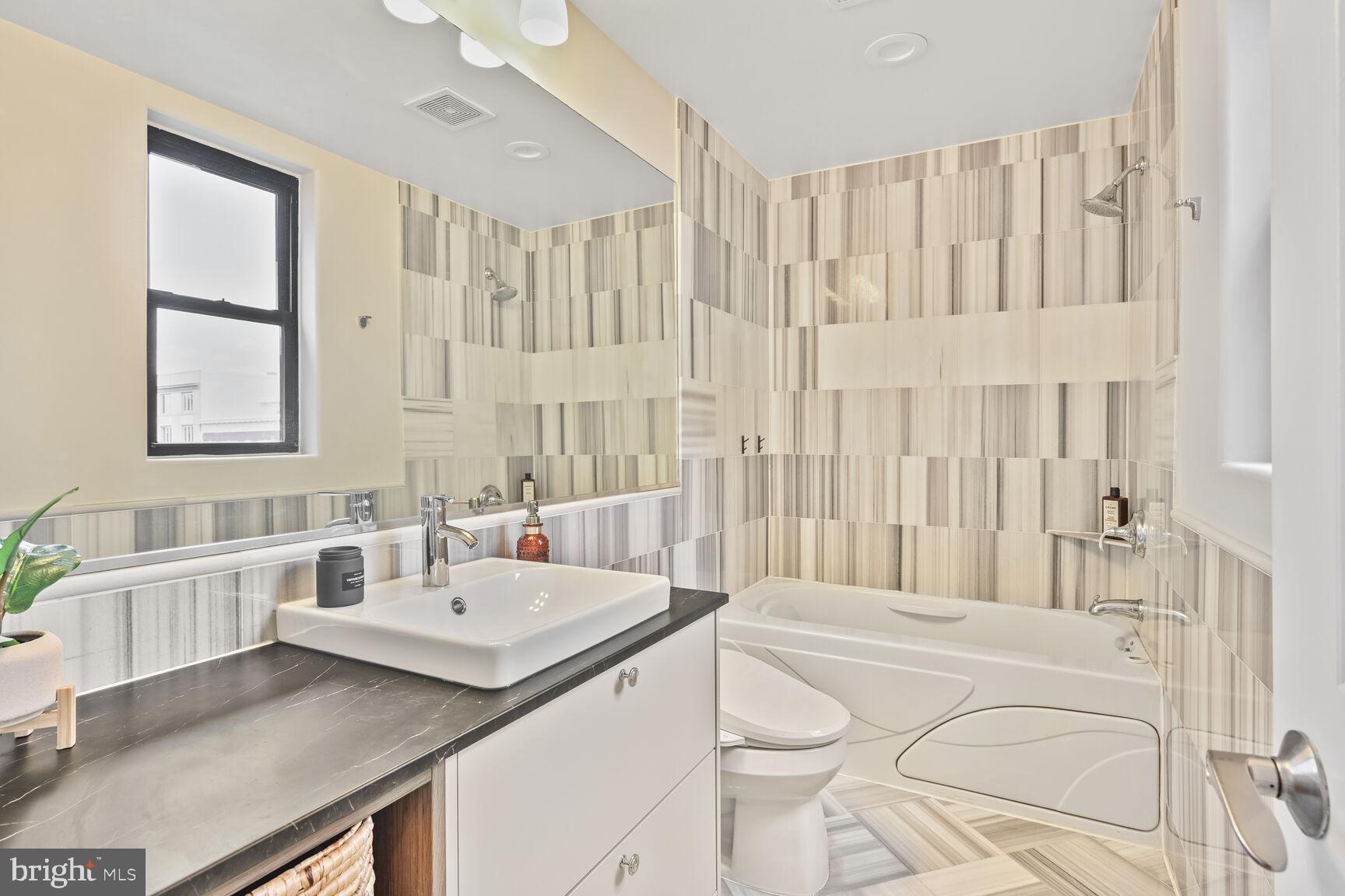 1354 Euclid Street Northwest, Unit 403A Washington, DC 20009 - Photo 17 of 26 a bathroom with a sink and a bathtub