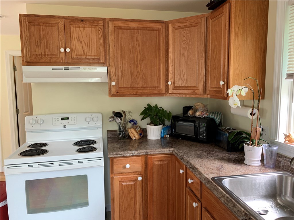86 Hemlock Road South Kingstown, RI 02879 - Photo 8 of 31 Gallery Image 8