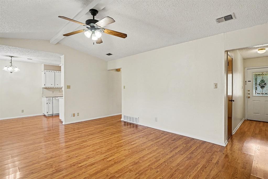 416 Normandy Lane Saginaw, TX 76179 - Photo 5 of 34