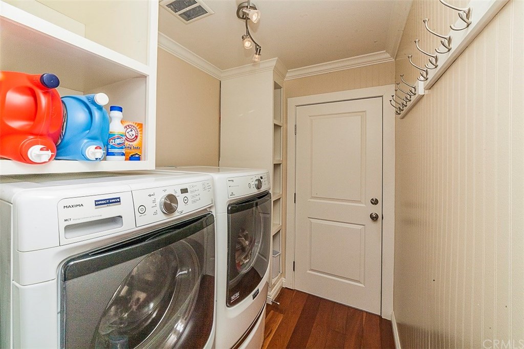 8 Hawthorn Irvine, CA 92612 - Photo 22 of 27 a utility room with dryer and washer