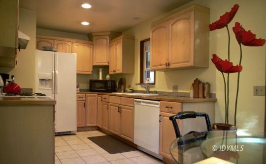 53445 Tollgate Road Idyllwild, CA 92549 - Photo 12 of 22 Sunny kitchen