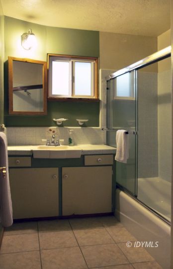 53445 Tollgate Road Idyllwild, CA 92549 - Photo 13 of 22 Full bath