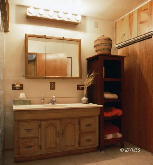 53445 Tollgate Road Idyllwild, CA 92549 - Photo 5 of 22 Guest bathroom