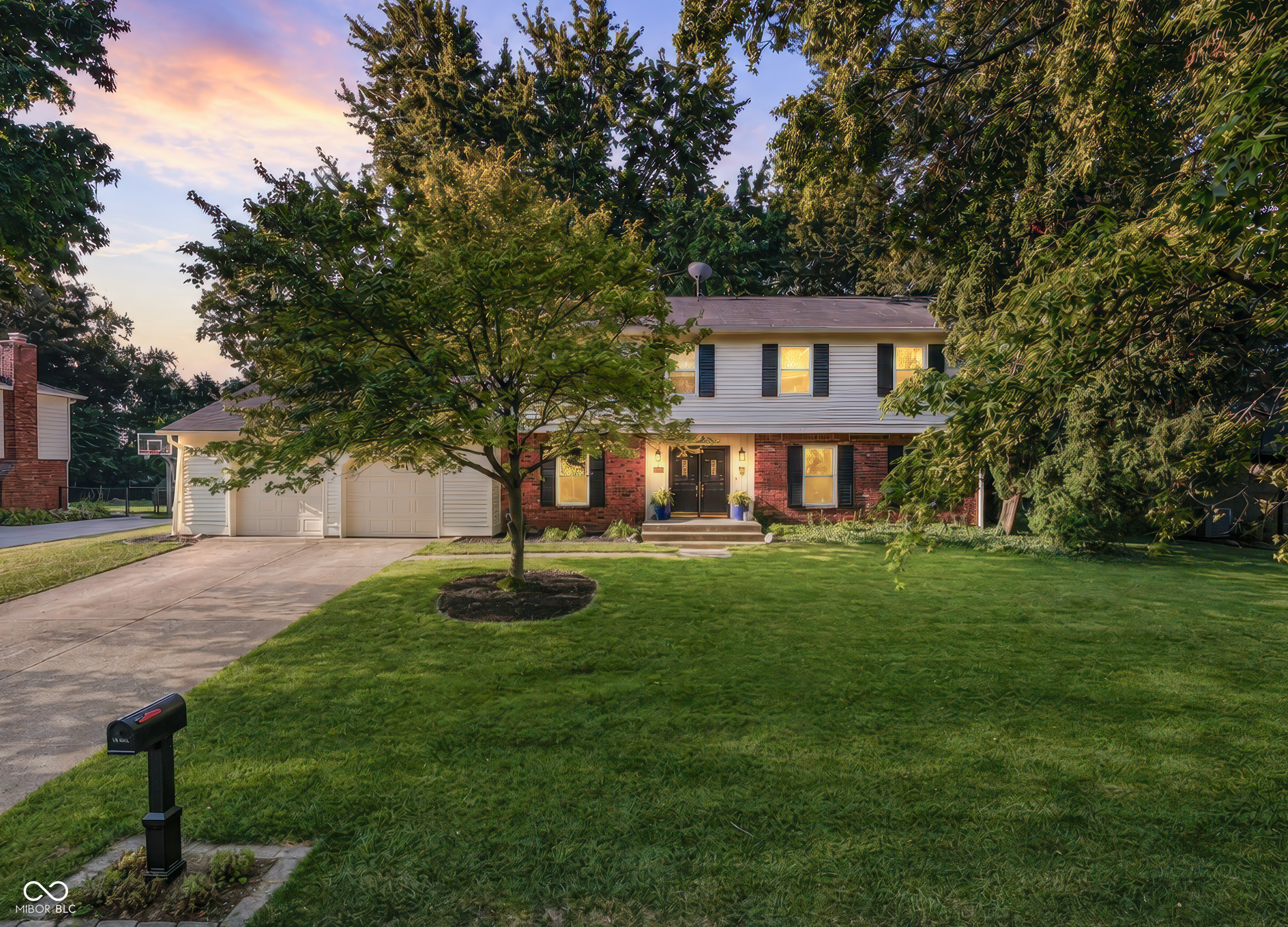 1705 Sturbridge Road Indianapolis, IN 46260 - Photo 3 of 29 Gallery Image 3