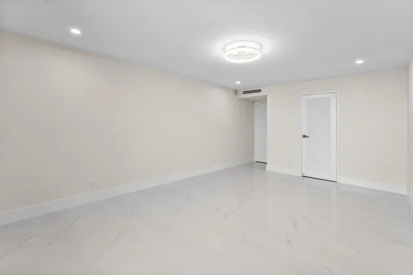 $6,500 | 5460 North Ocean Drive, Unit 5B, Singer Island, FL 33404