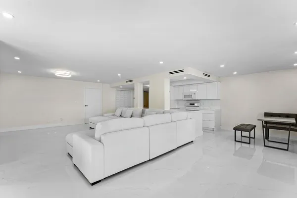 $6,500 | 5460 North Ocean Drive, Unit 5B, Singer Island, FL 33404