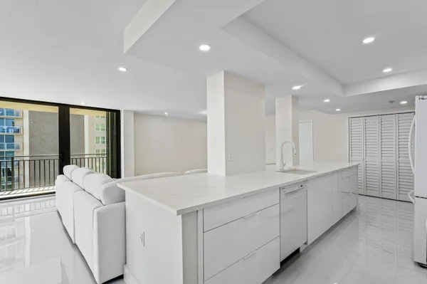 $6,500 | 5460 North Ocean Drive, Unit 5B, Singer Island, FL 33404