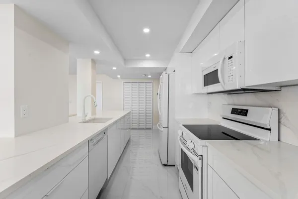 $6,500 | 5460 North Ocean Drive, Unit 5B, Singer Island, FL 33404